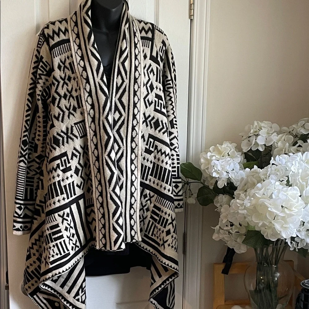 Black and Cream Patterned Open-Front Women’s Sweater - Picture 9 of 9